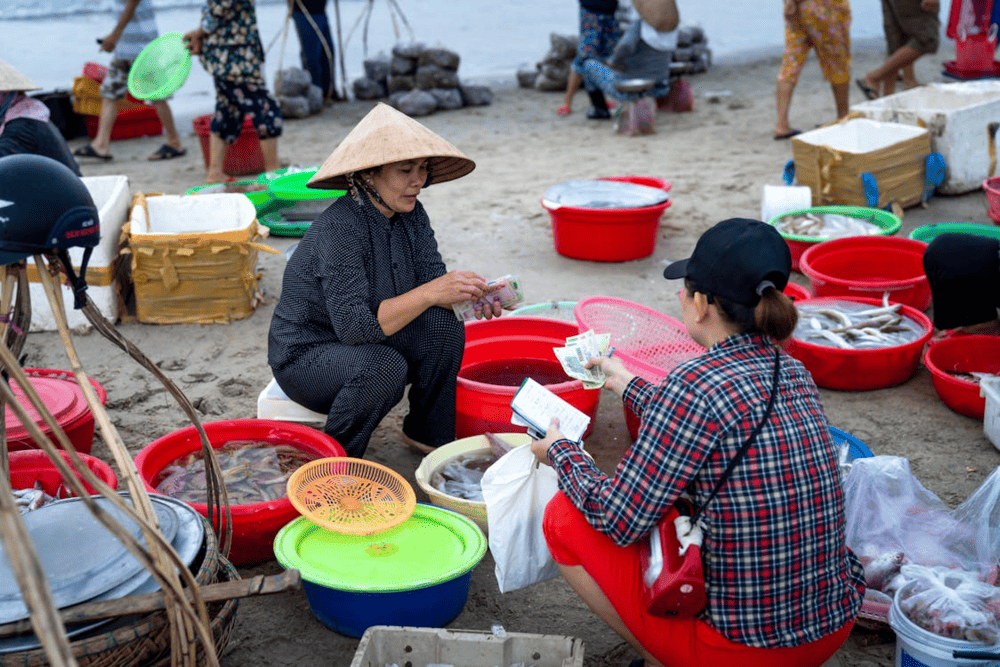 By day, the market bustles with activity as locals trade food and daily essentials - a vibrant hub of everyday life in Phu Quoc (Source: Pexels)